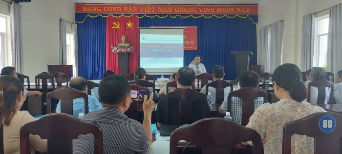 Ông Huỳnh Lam Phương – Trưởng cơ quan thường trực Liên minh HTX Việt Nam phía Nam - Hiệu trưởng trường Trung cấp nghề và Đào tạo cán bộ HTX miền Nam và các thành viên tham gia khóa tập huấn