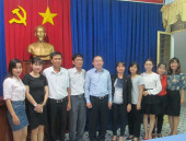 Ông Nguyễn Ngọc Bảo chụp ảnh lưu niệm cùng cán bộ Liên minh HTX tỉnh