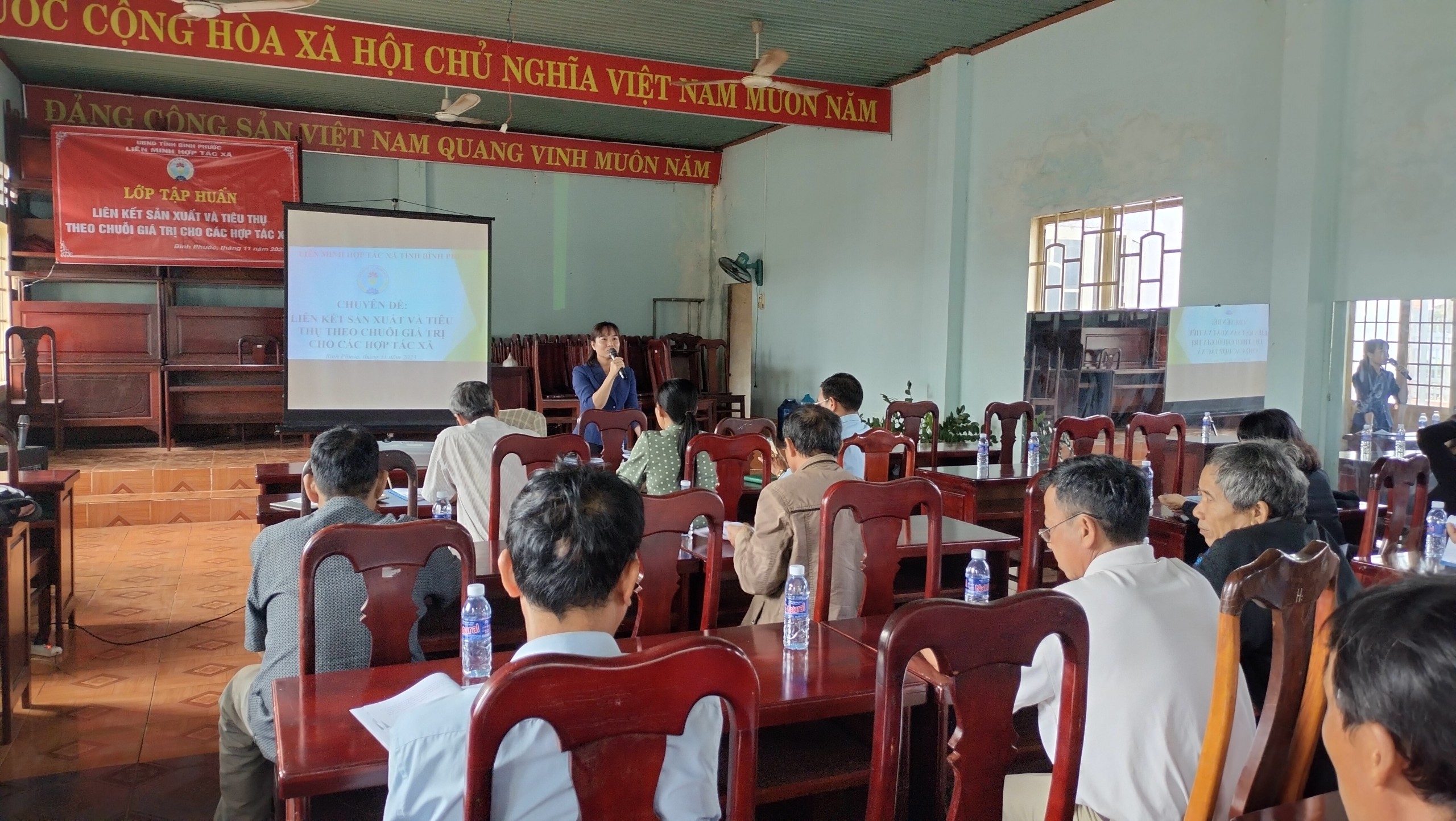 Bà Nguyễn Thanh Phương – Chủ tịch Liên minh HTX tỉnh trực tiếp tập huấn chuyên đề cho bà con thành viên HTX